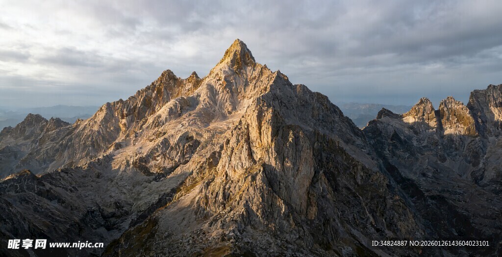 壮丽巍峨的高山景观
