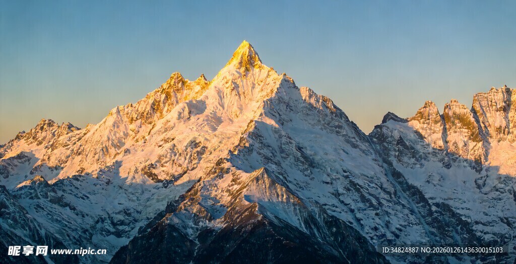 日照金山下的壮丽雪山