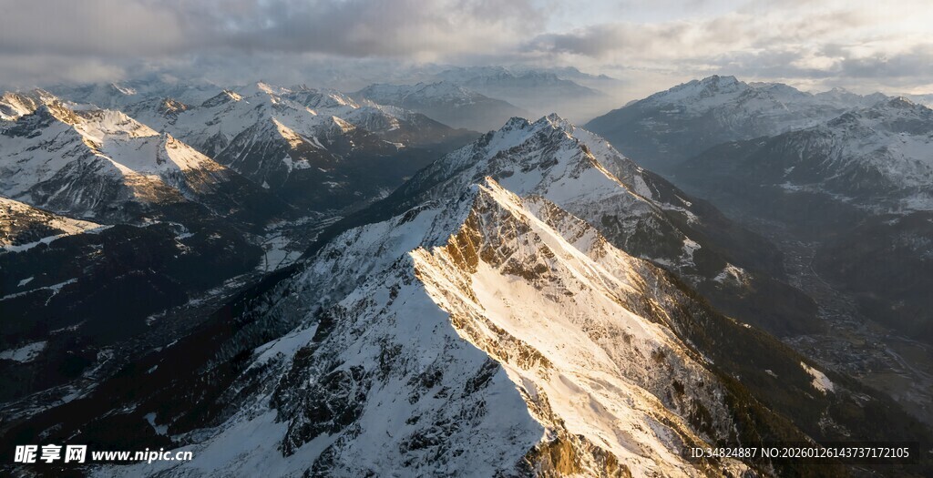 壮丽雪山航拍景观