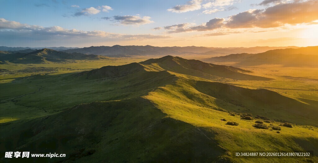 日落时分的壮美山峦景色