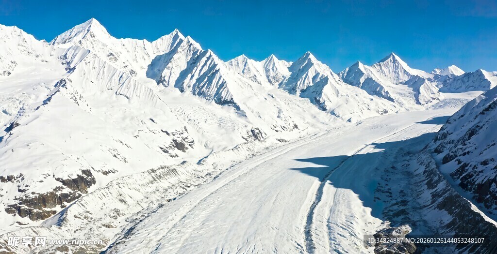 壮丽雪山山谷风光