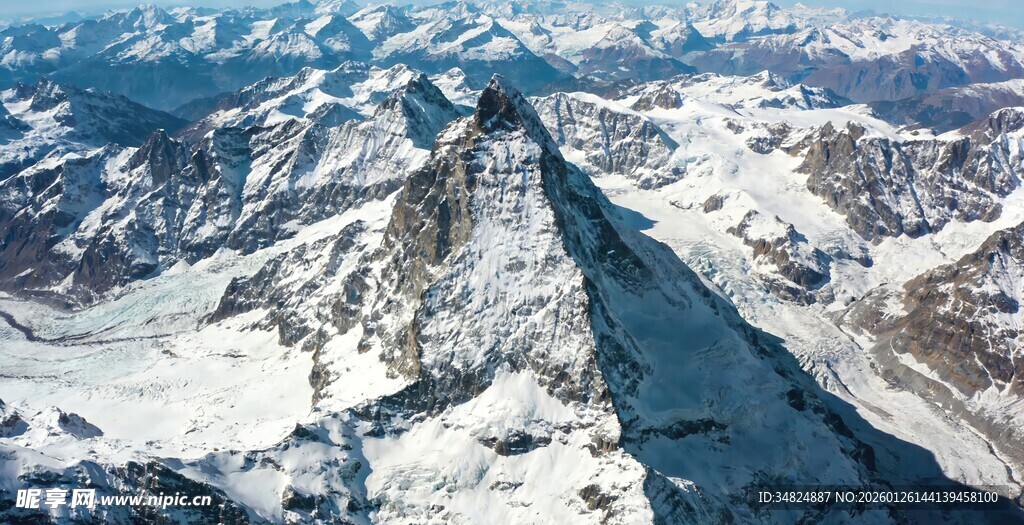壮丽雪山航拍景观