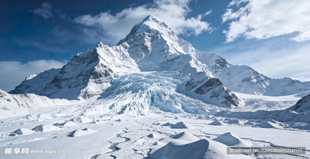 巍峨雪山壮丽景观