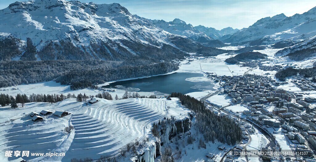 冬日雪山湖泊壮丽景观