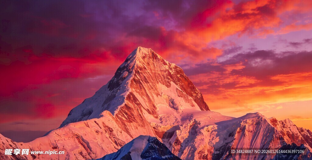 壮丽雪山映绚烂晚霞