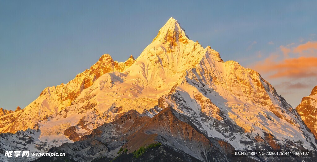 日照金山下的壮丽雪山