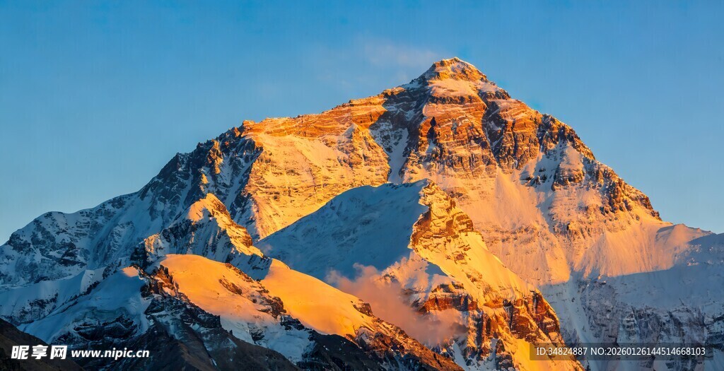 日照下的巍峨雪山