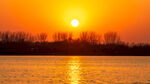 夕阳下的宁静湖面美景
