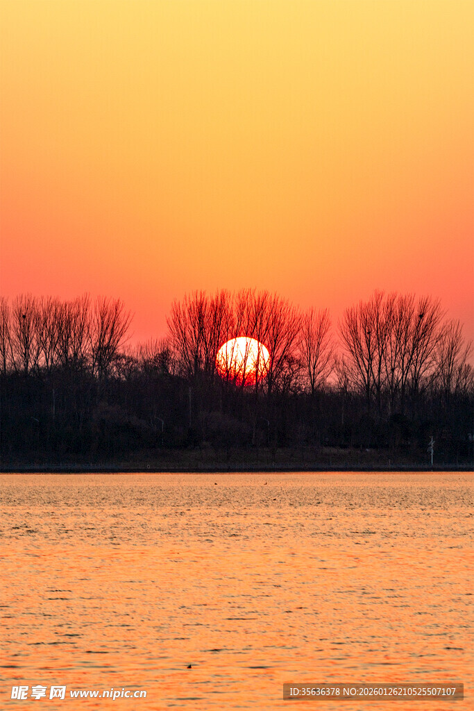 夕阳下的湖面与天际线