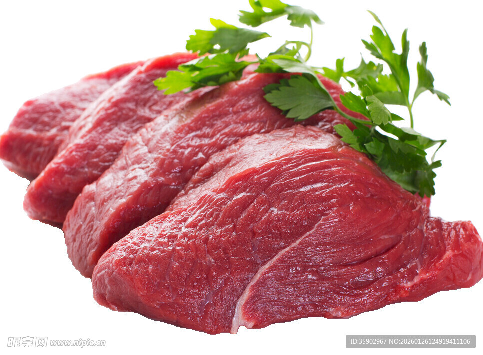 新鲜生牛肉点缀翠绿香草