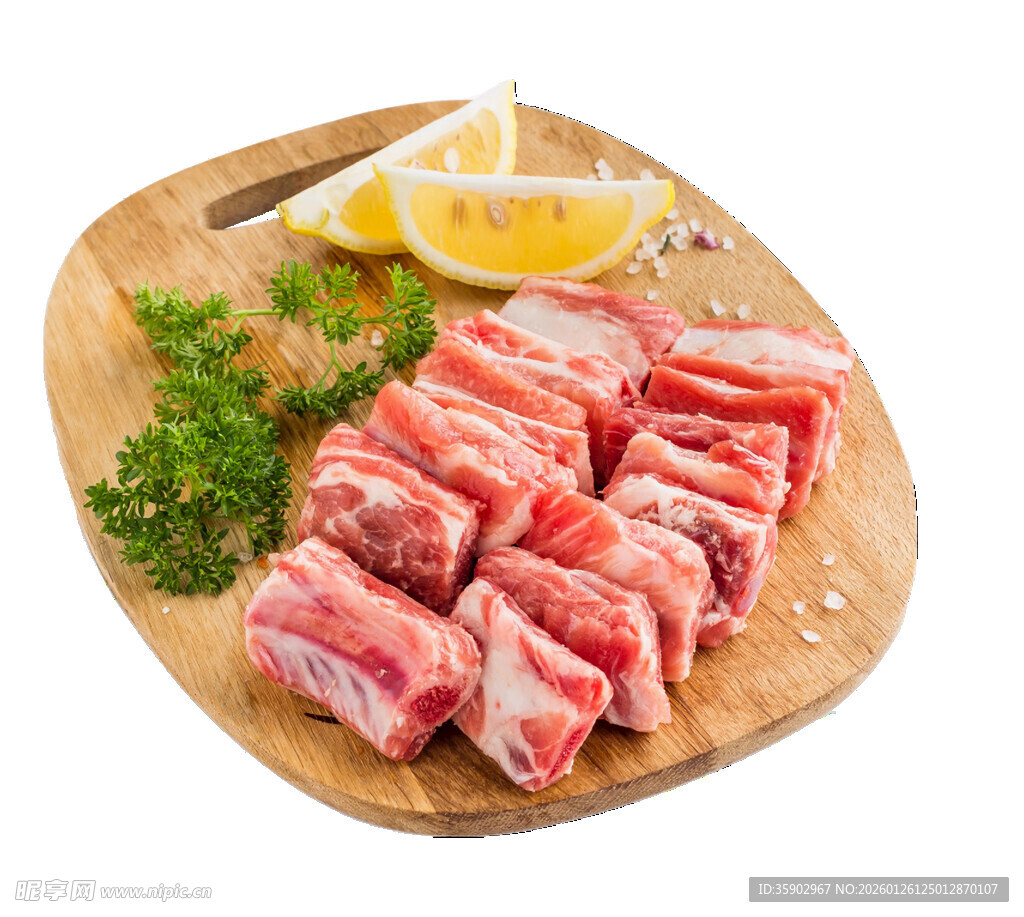 新鲜羊排骨摆放在木盘上