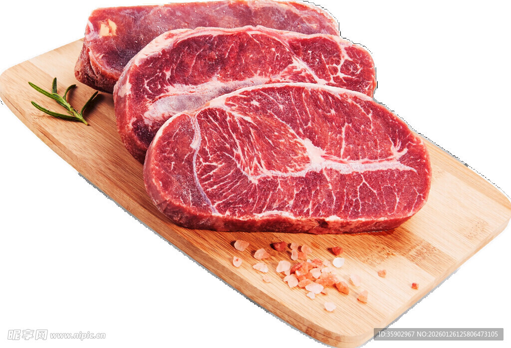新鲜牛排置于木砧板上