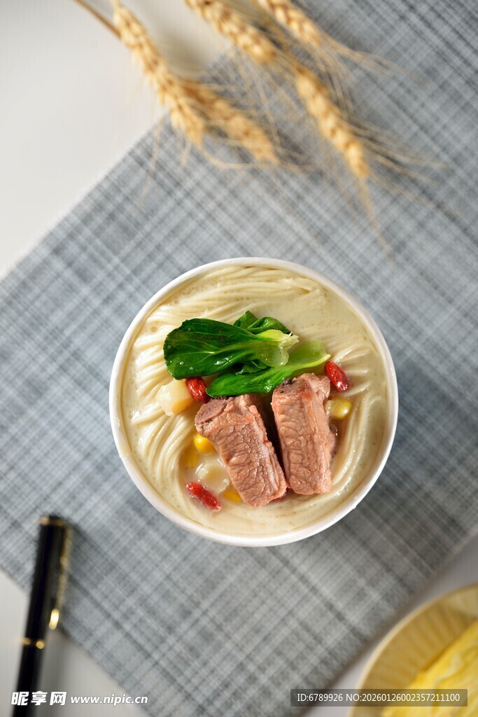 美味排骨青菜汤面