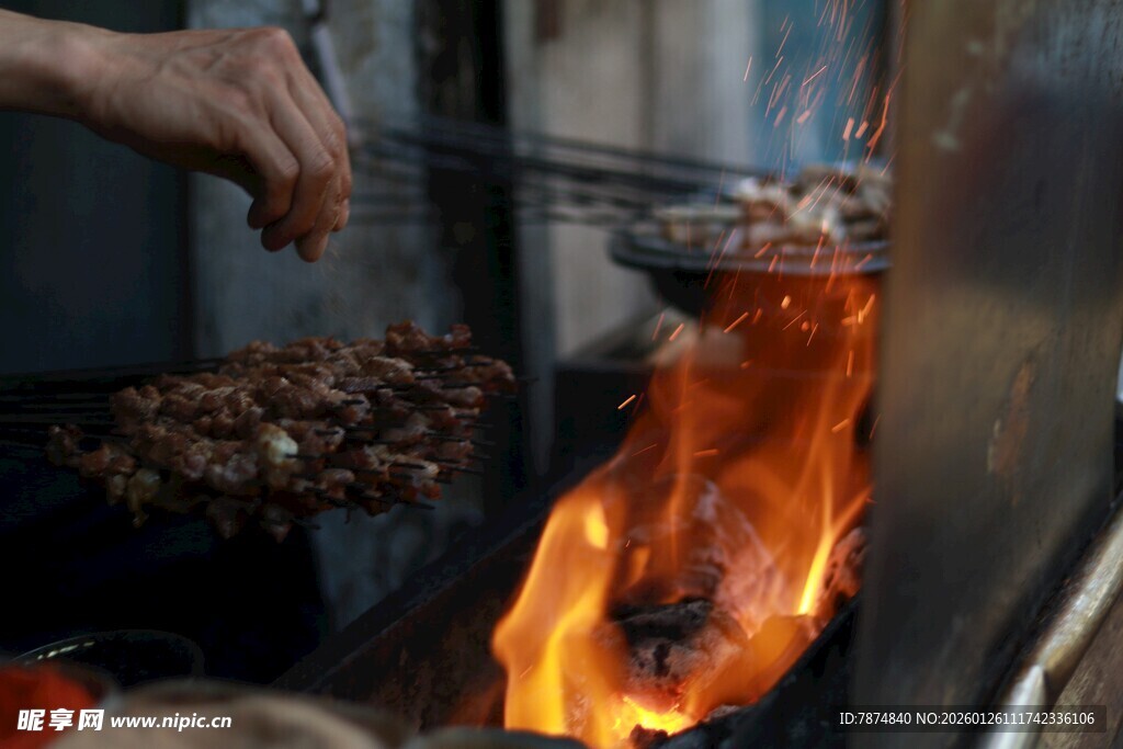 炭火上的美味烤肉