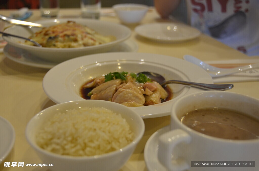 丰盛中式餐食摆桌