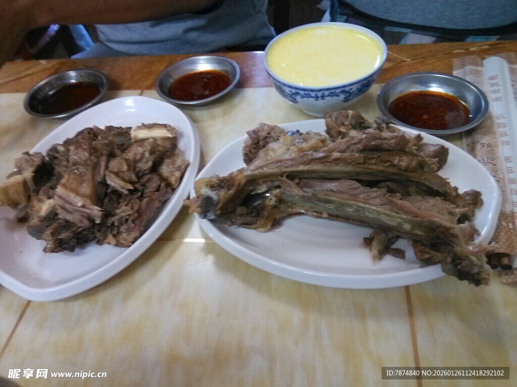 美味排骨搭配蘸料上桌