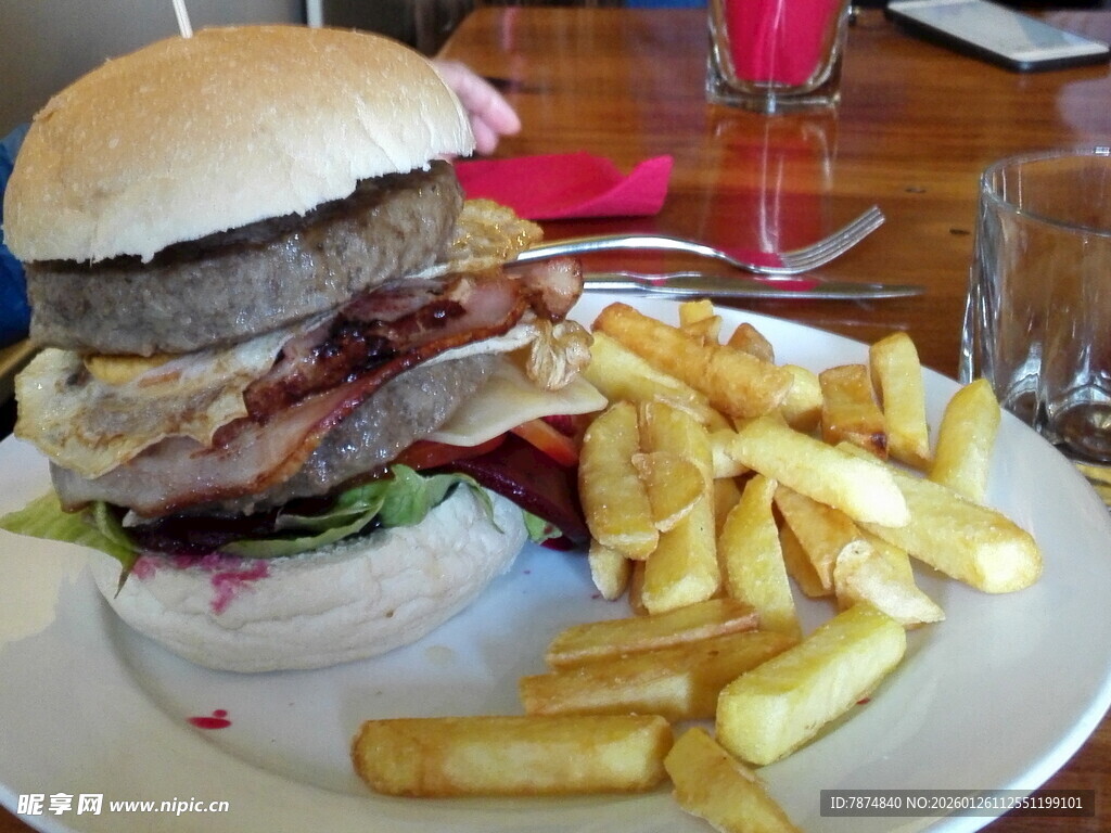 美味汉堡配金黄薯条