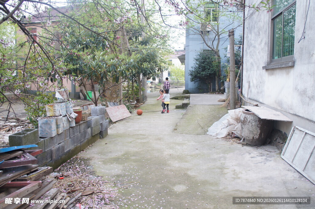 老旧小院的日常景象