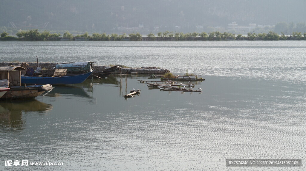 宁静水边停泊的船只