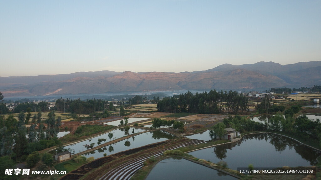 乡村田园池塘风景图