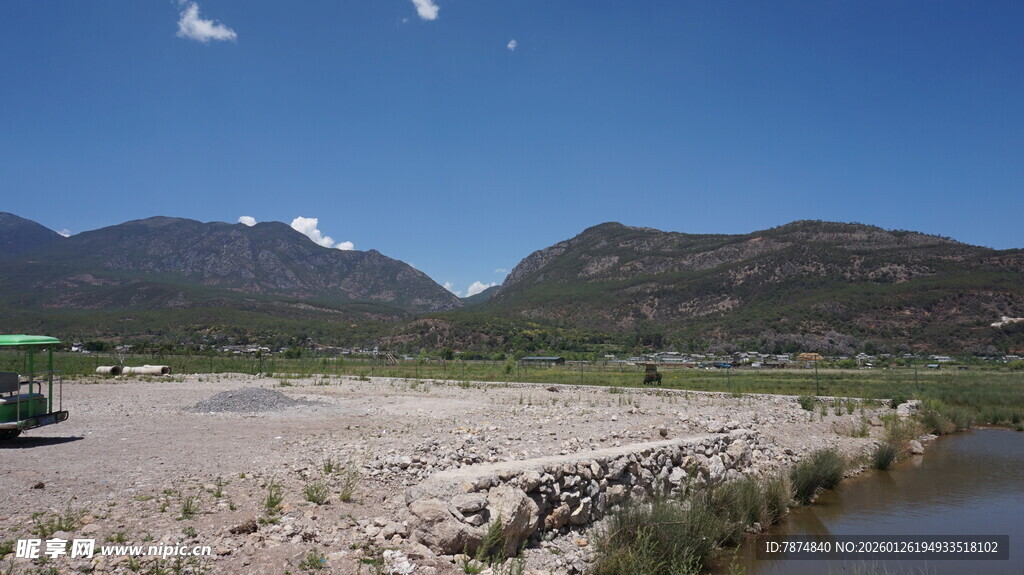 山间河畔开阔风景
