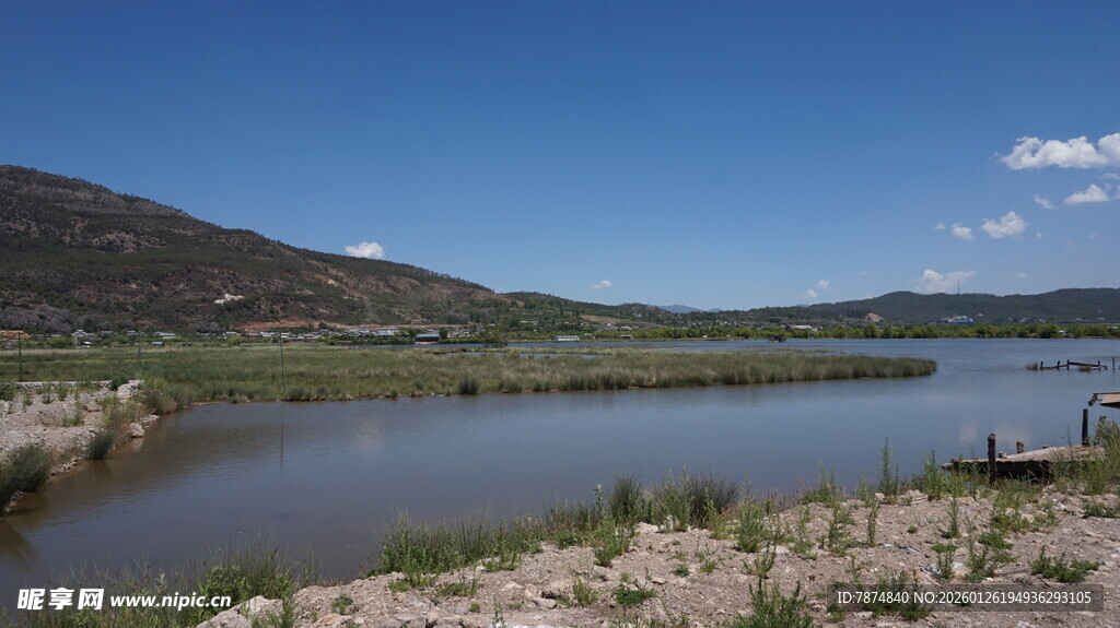 宁静湖畔的自然风光