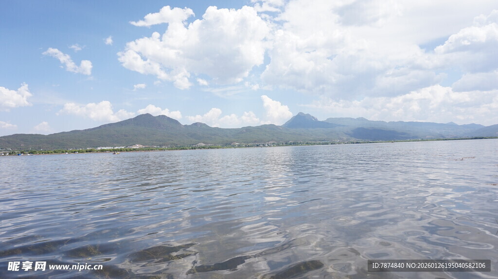 宁静湖面与远处山峦