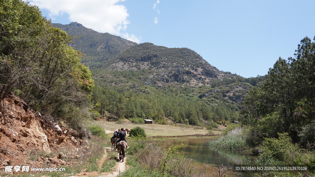 山间骑行者穿行于秀丽风景