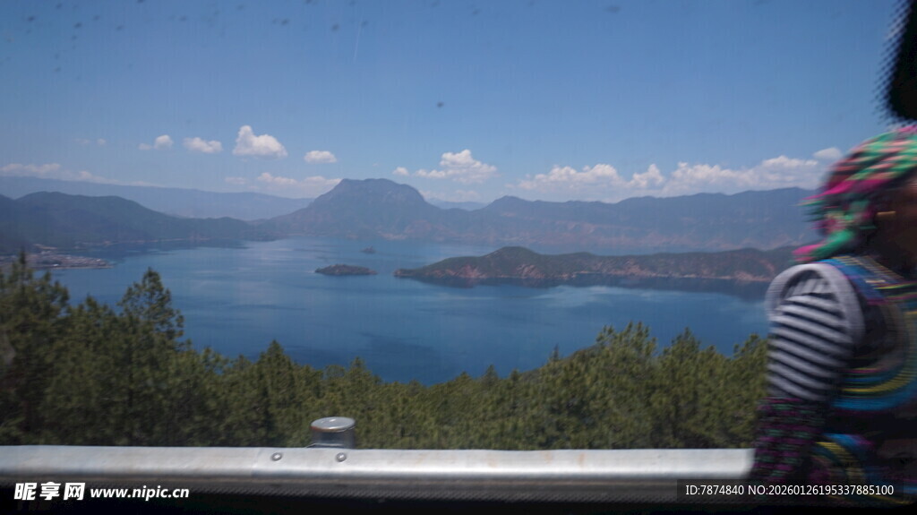 乘火车赏窗外湖光山色