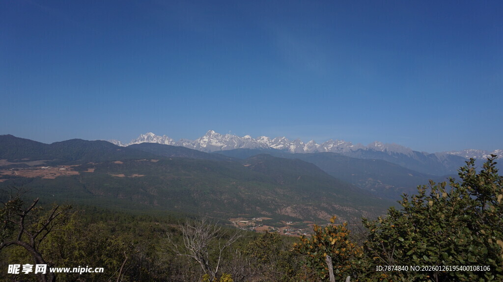远眺山峦蓝天美景