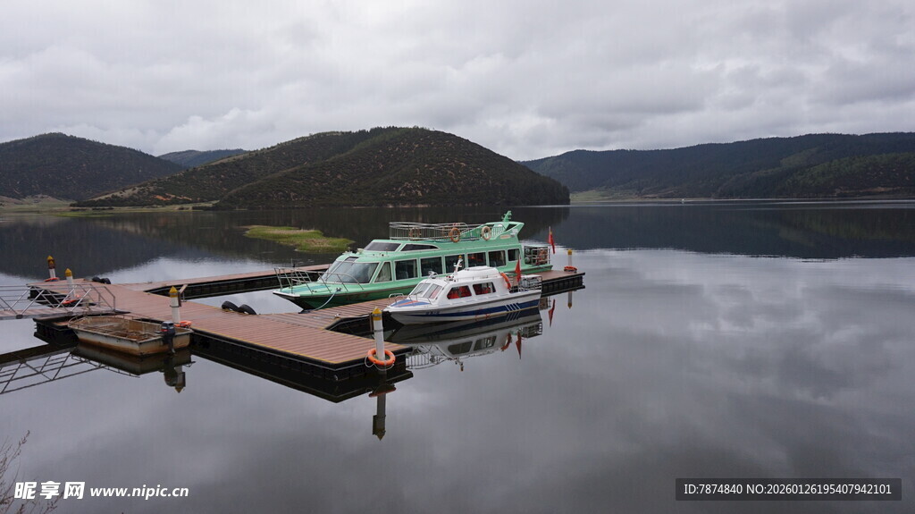 宁静湖畔的多彩船只码头