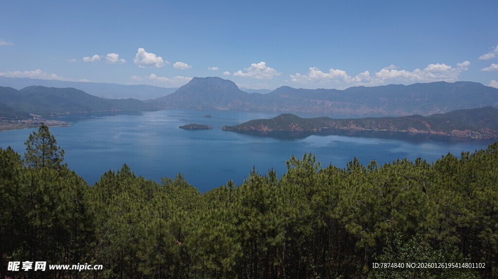 湖畔青山美景如画
