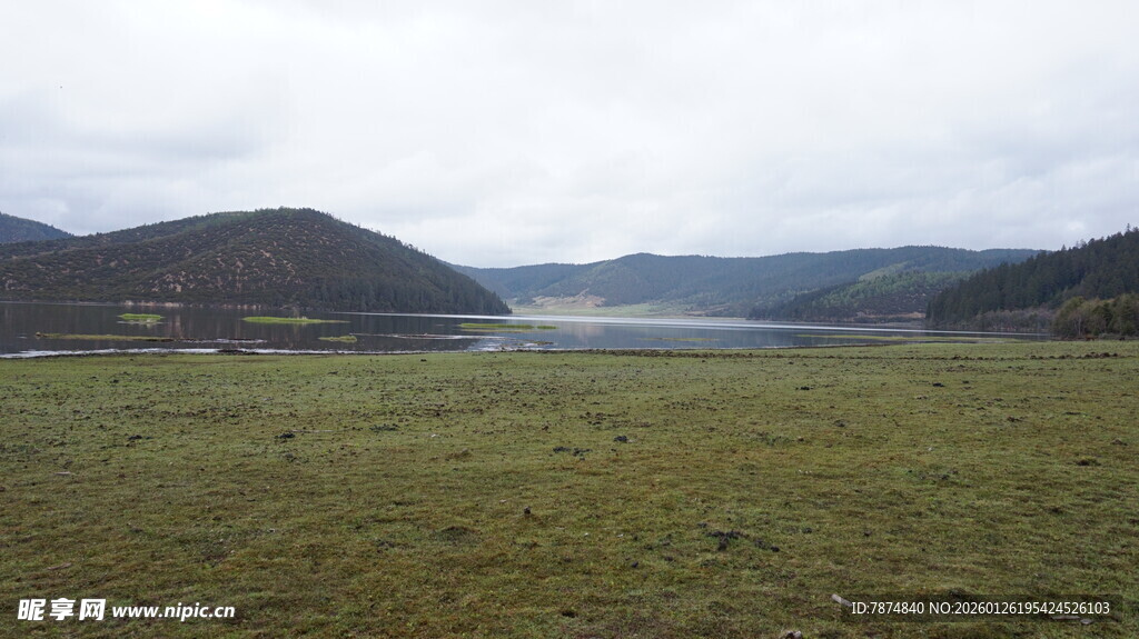 草原湖泊与远山风景