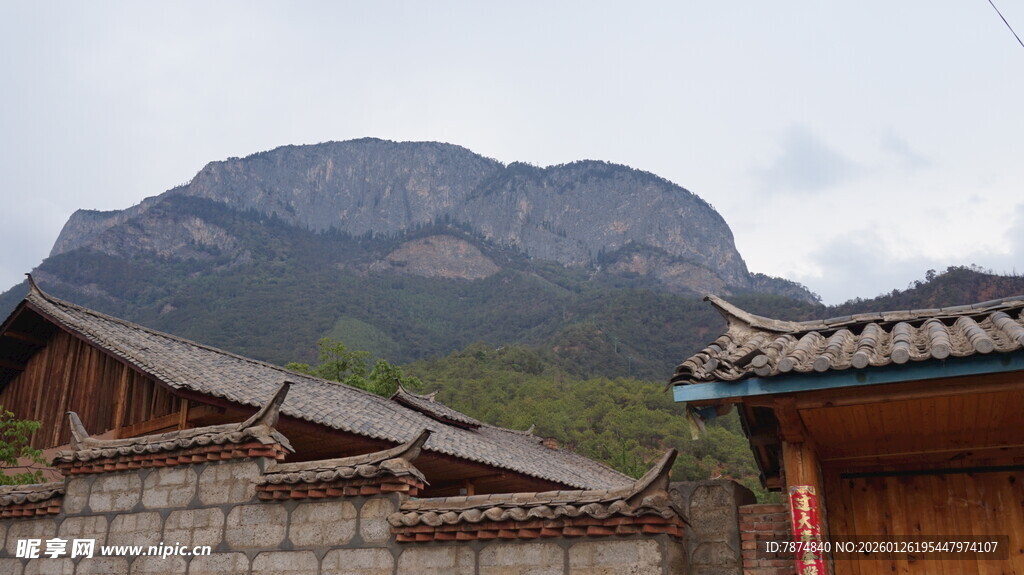 山村古宅与远山美景