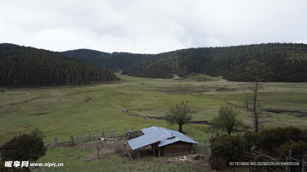 山间草原上的小屋