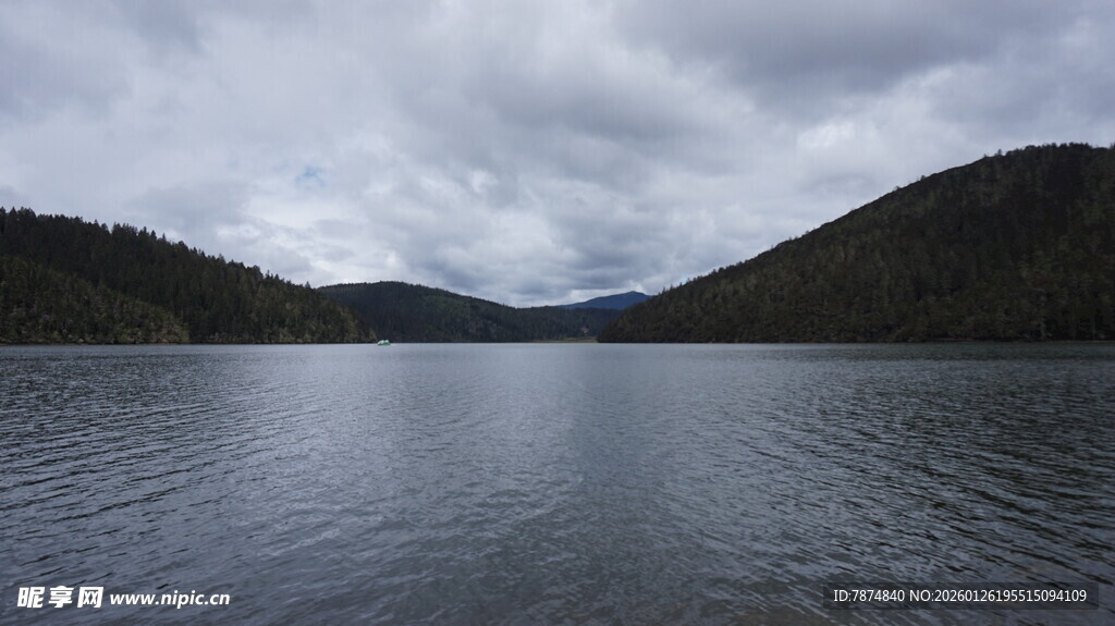 宁静山水间的广阔湖面
