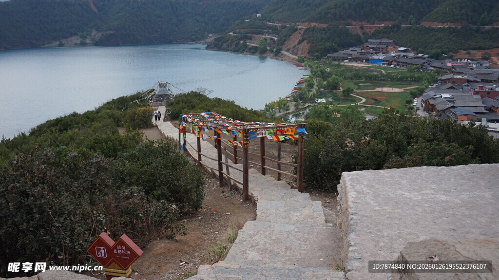 山间步道旁的美丽湖景