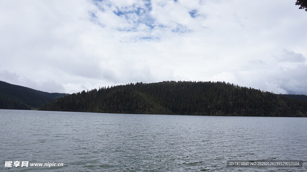 宁静湖景与远山