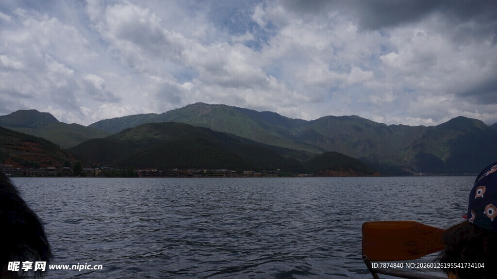 泛舟于山水间的悠然景致