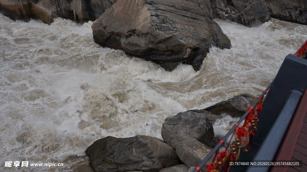 湍急河流中的嶙峋怪石