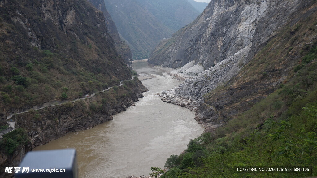 壮丽峡谷中的湍急河流