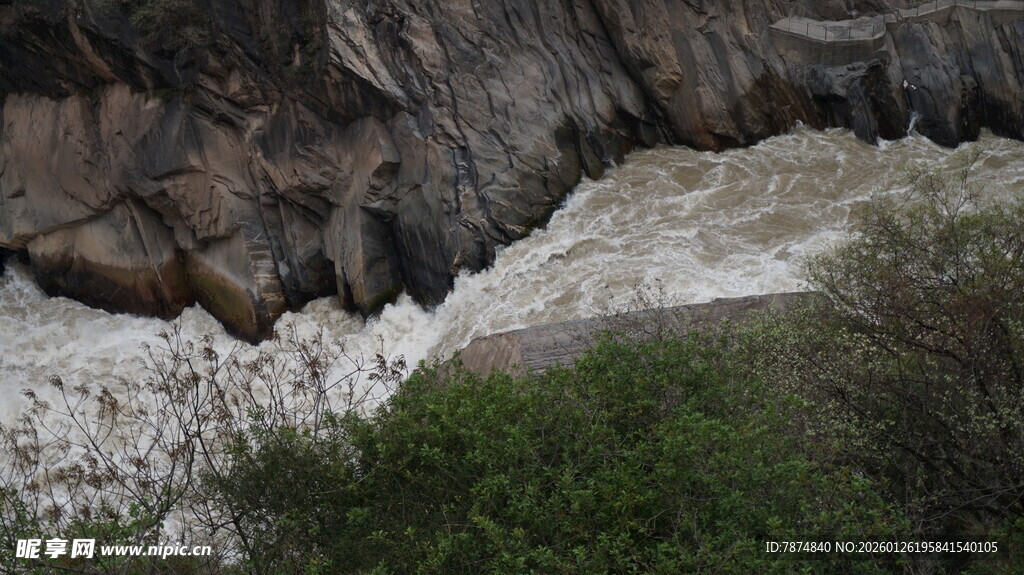 湍急河流旁的岩石与绿植
