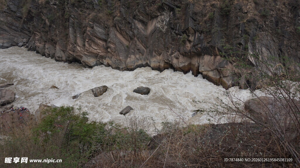 山间湍急河流与岩石景观