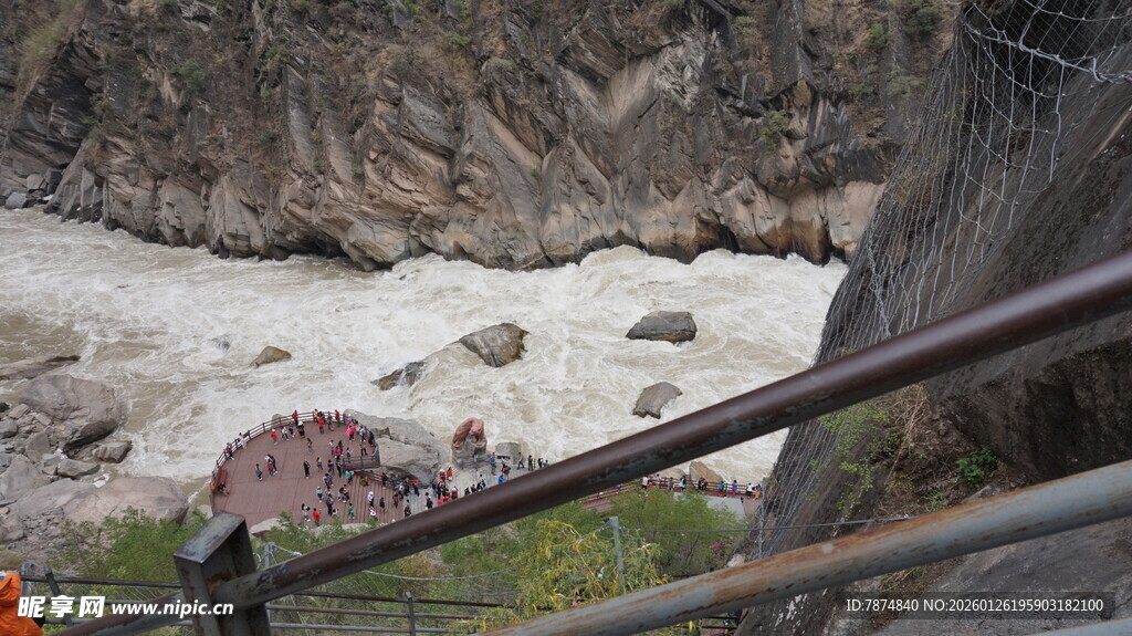 山间栈道旁的湍急河流