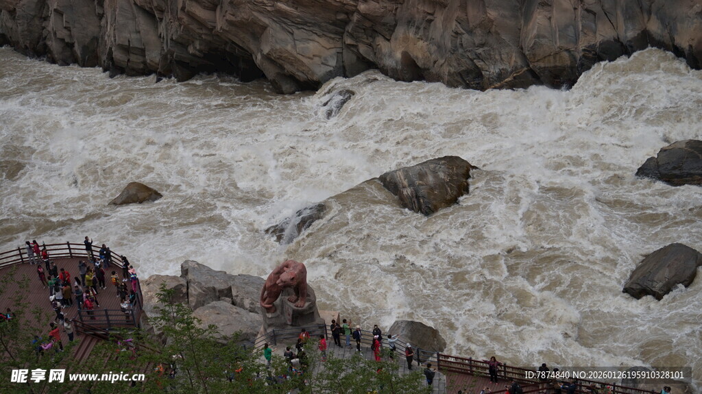 湍急河流旁的人群景观