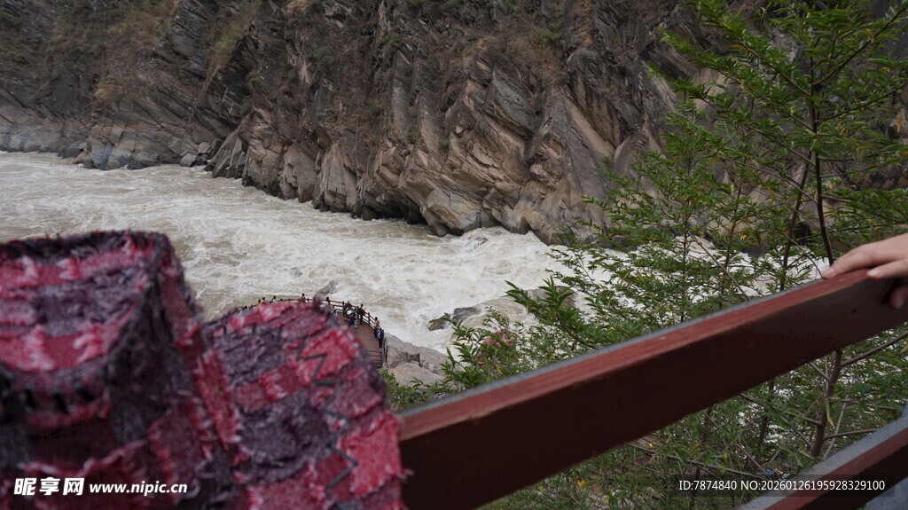 观景台上赏湍急河流风光