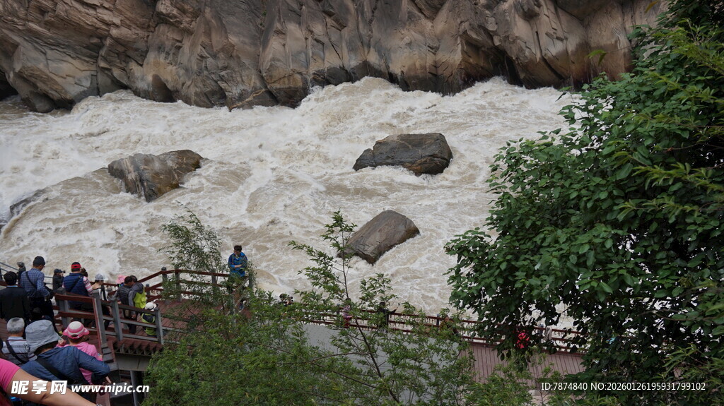 湍急河流旁的观景人群