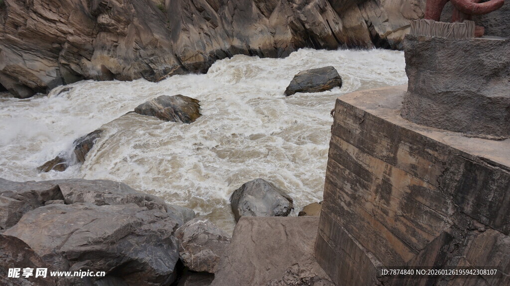 湍急河流与岸边石阶