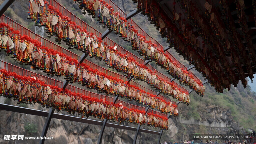 屋檐下悬挂的串串腊肉