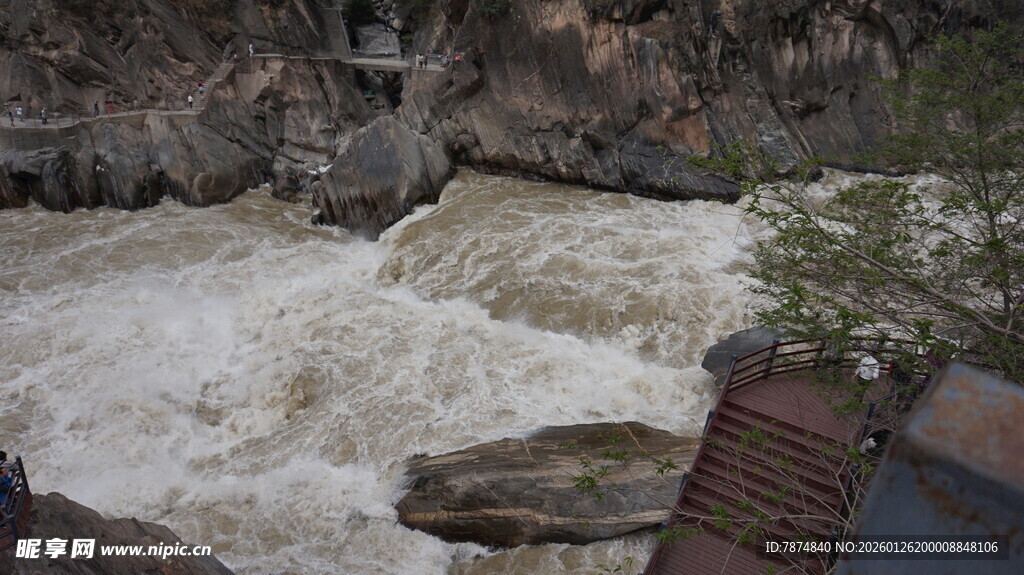 湍急河流与岸边岩石景观